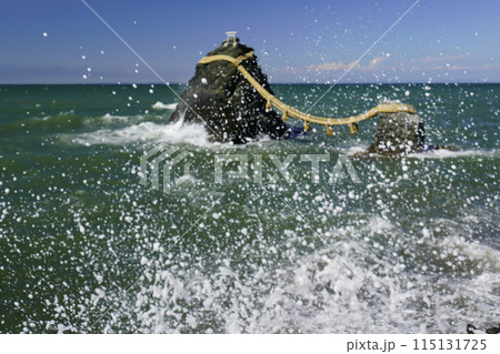 波に打たれる伊勢二見夫婦岩 波に打たれる伊勢二見夫婦岩 115131725