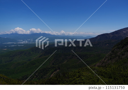 八ヶ岳連峰のニュウから見る富士山と金峰山など奥秩父連峰の風景 115131750