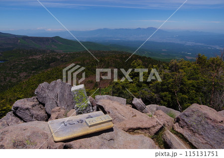 八ヶ岳連峰のニュウ山頂の様子と浅間山 八ヶ岳連峰のニュウ山頂の様子と浅間山 115131751