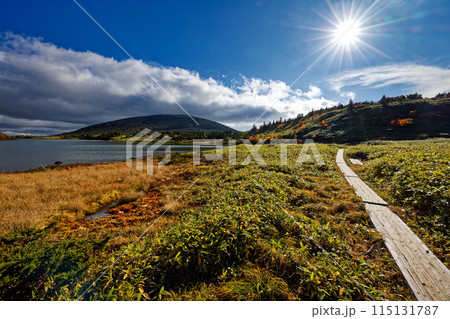 紅葉の吾妻連峰・鎌沼と東吾妻山 115131787