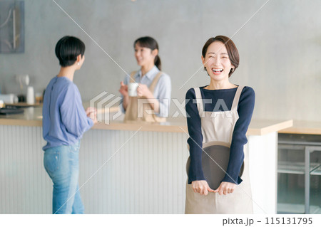 カフェで働く人たち 115131795