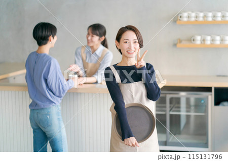 カフェで働く人たち カフェで働く人たち 115131796