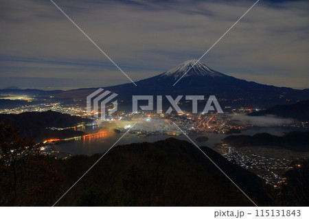 御坂山地から見る富士山と河口湖の夜景 115131843