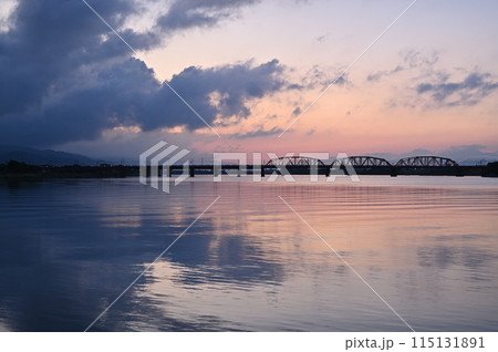 朝の河川敷にて 115131891