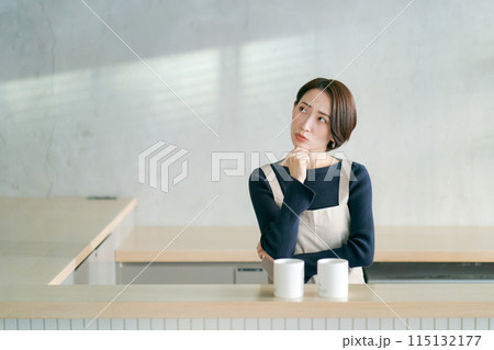 カフェで働く女性スタッフ カフェで働く女性スタッフ 115132177