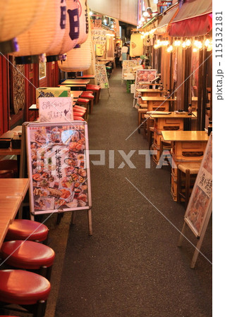 ノスタルジックな飲み屋街 昭和のイメージがする飲み屋街 ノスタルジックな飲み屋街 昭和のイメージがする飲み屋街 115132181