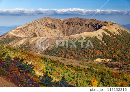 吾妻連峰・酸ヶ平からの登山道から見る紅葉の吾妻小富士 115132216