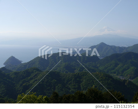 伊豆パノラマパークから見る駿河湾と富士山 伊豆パノラマパークから見る駿河湾と富士山 115132354