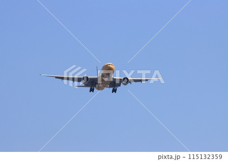 着陸進入する旅客機　青空に着陸してくる旅客機 115132359