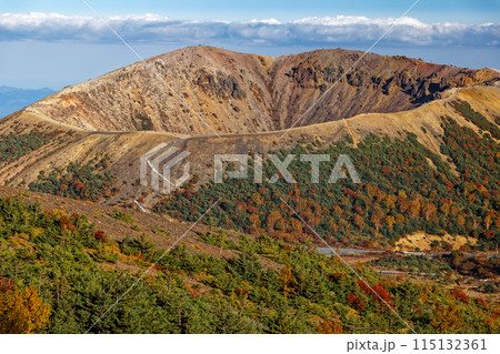 吾妻連峰・酸ヶ平からの登山道から見る紅葉の吾妻小富士 115132361