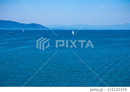 【びわ湖風景】琵琶湖大橋からのマリンブルーの眺め 115132374