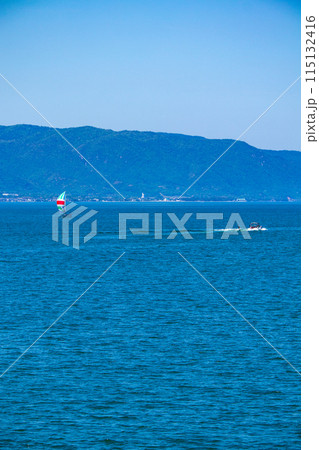 【びわ湖風景】琵琶湖大橋からのマリンブルーの眺め 115132416