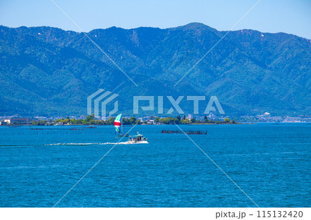 【びわ湖風景】琵琶湖大橋からのマリンブルーの眺め 115132420
