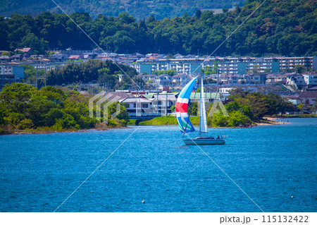 【びわ湖風景】琵琶湖大橋からのマリンブルーの眺め 115132422