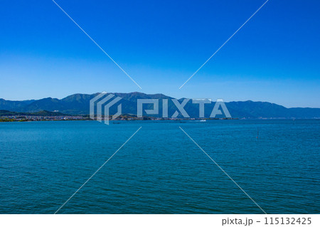 【びわ湖風景】琵琶湖大橋からのマリンブルーの眺め 115132425