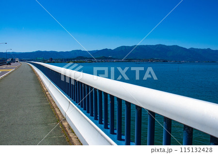 【びわ湖風景】琵琶湖大橋からのマリンブルーの眺め 115132428