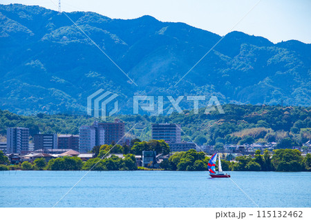 【びわ湖風景】琵琶湖大橋からのマリンブルーの眺め 115132462