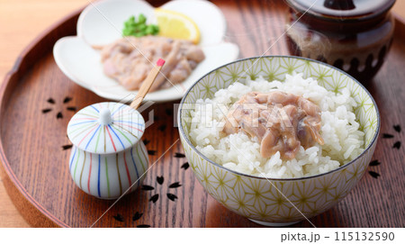 熱々のご飯にのせたイカの塩辛 115132590