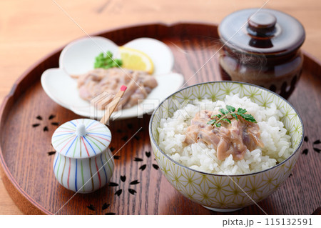 熱々のご飯にのせたイカの塩辛 115132591
