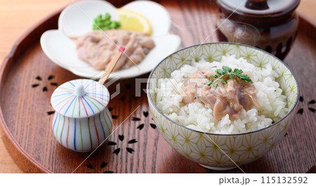 熱々のご飯にのせたイカの塩辛 115132592