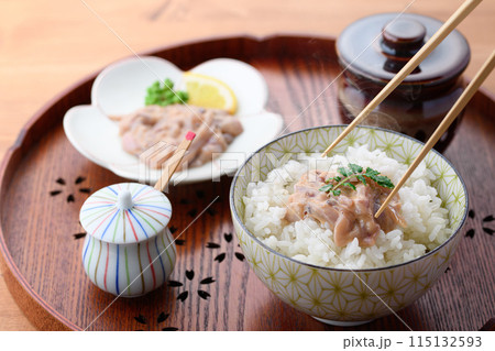 熱々のご飯にのせたイカの塩辛 115132593