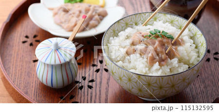 熱々のご飯にのせたイカの塩辛 115132595