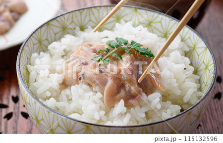 熱々のご飯にのせたイカの塩辛 115132596