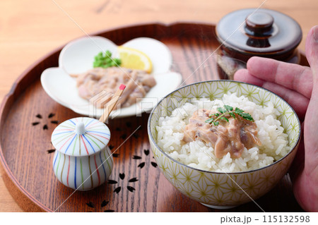 熱々のご飯にのせたイカの塩辛 熱々のご飯にのせたイカの塩辛 115132598