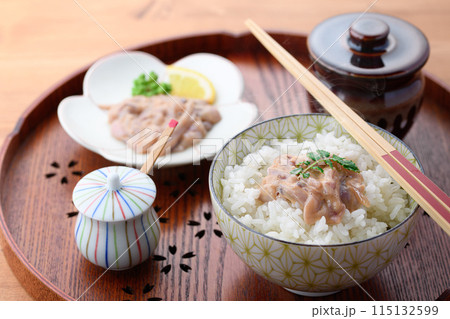 熱々のご飯にのせたイカの塩辛 115132599