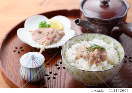 熱々のご飯にのせたイカの塩辛 115132603