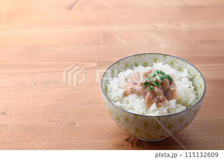 熱々のご飯にのせたイカの塩辛 115132609