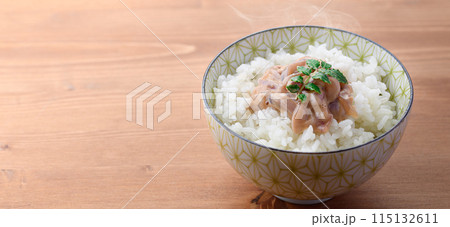 熱々のご飯にのせたイカの塩辛 115132611