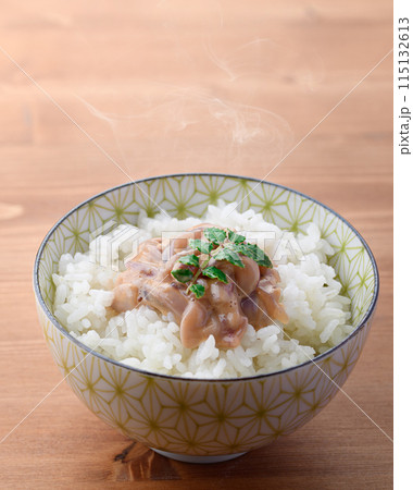 熱々のご飯にのせたイカの塩辛 熱々のご飯にのせたイカの塩辛 115132613