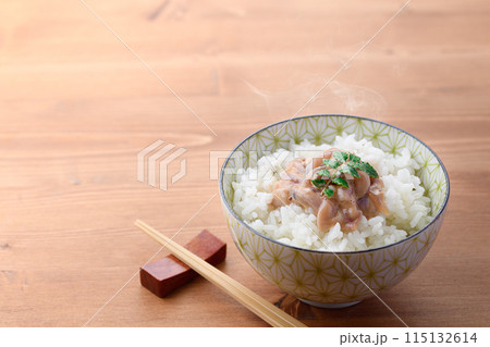 熱々のご飯にのせたイカの塩辛 115132614