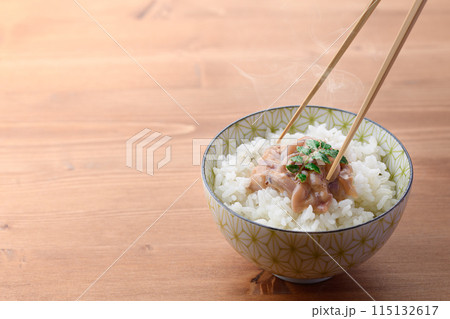 熱々のご飯にのせたイカの塩辛 115132617