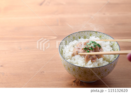 熱々のご飯にのせたイカの塩辛 115132620