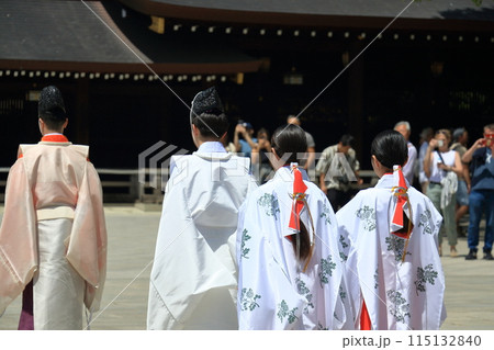 神社の結婚式　花嫁行列を先導する正装の神職 115132840