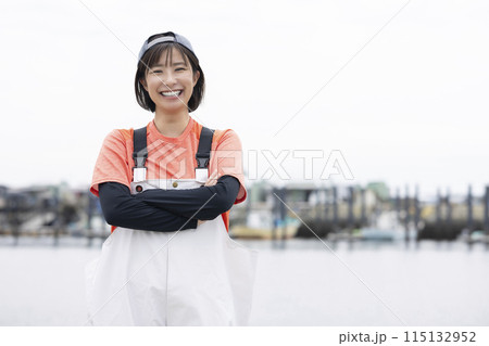漁港で働く若い女性 115132952
