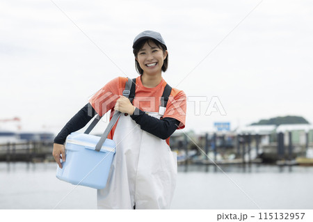 釣りに出かける若い女性 115132957