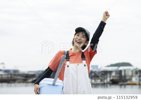 釣りに出かける若い女性 115132959