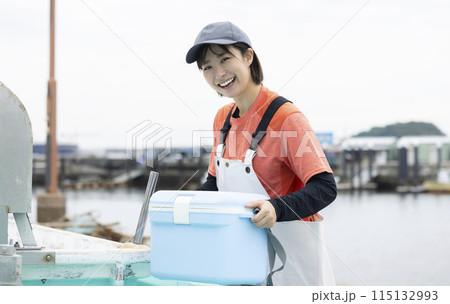 漁港で働く女性 115132993
