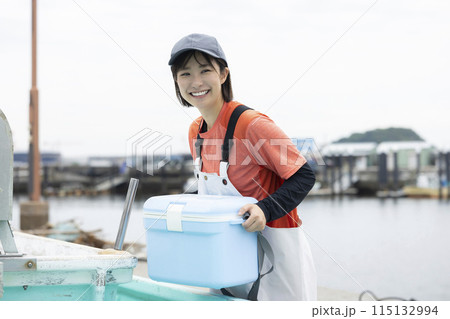 漁港で働く女性 115132994
