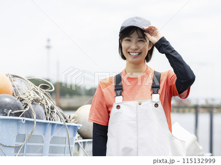 漁港で働く女性 115132999