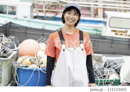 漁港で働く女性 115133003