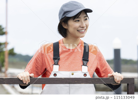 漁港で働く若い女性 漁港で働く若い女性 115133049