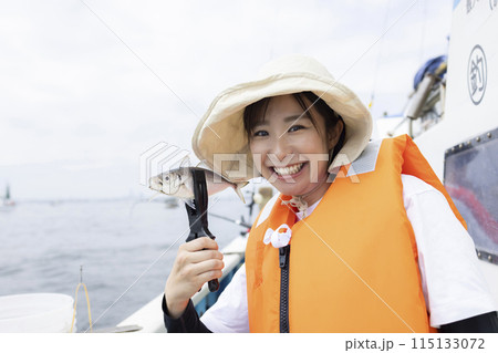 釣りを楽しむかわいい女性 115133072