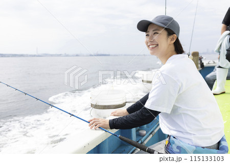 釣りを楽しむかわいい女性 115133103