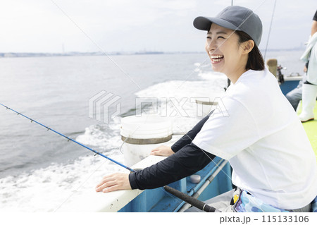 釣りを楽しむかわいい女性 115133106