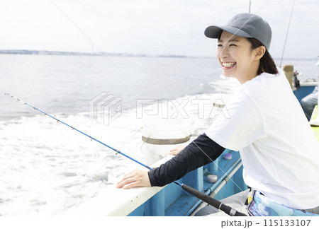 釣りを楽しむかわいい女性 115133107