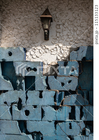 レンガと塗り壁にレトロブラケット 115133123